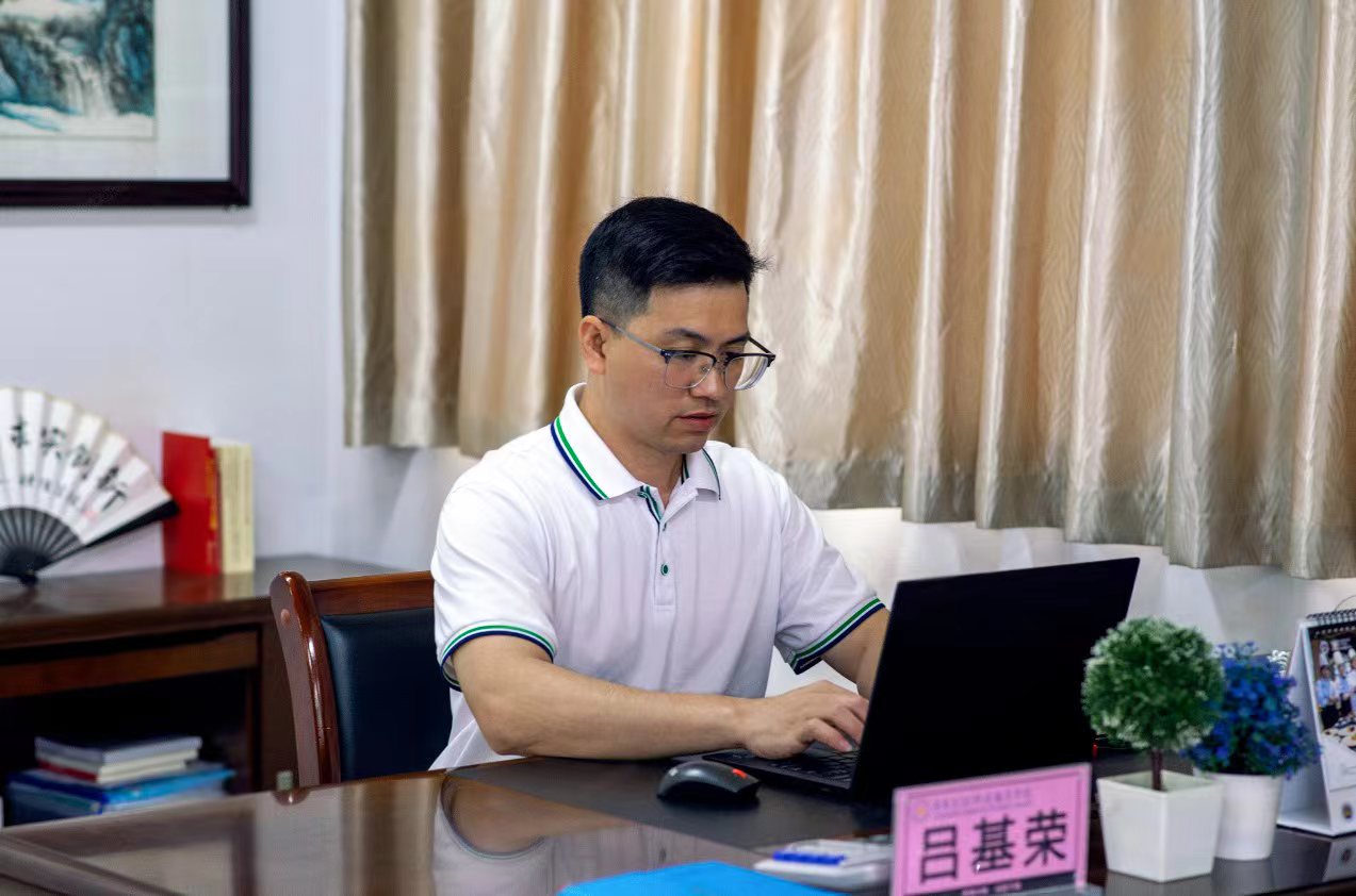 吕基荣照片.jpg