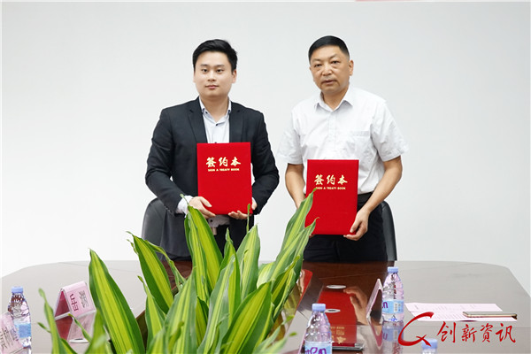 2.副校长陈粟宋（右）广东云硕科技发展有限公司CEO刘志杰（左）签署校企合作协议.jpg