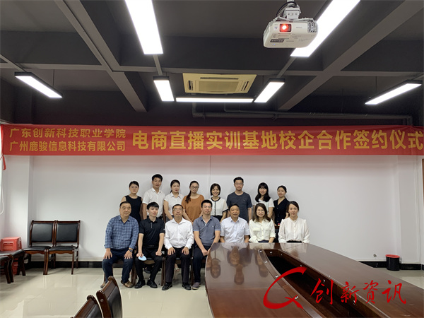 4-全体与会人员合影留念.jpg