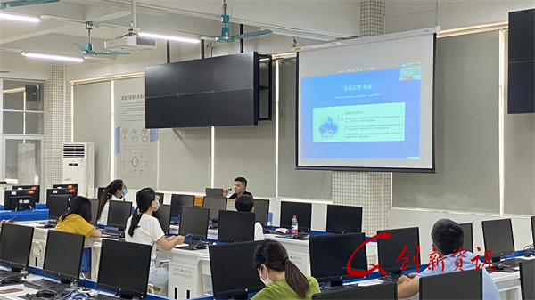 3-东莞网红研究院运营部黄厚健讲解比赛规则.jpg