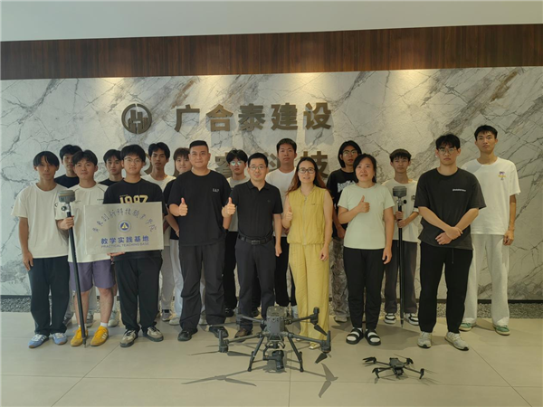 活动结束后集体合影.png