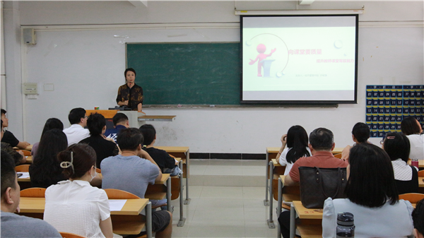 院长许明箫作《向课堂要质量——提升教师课堂驾驭能力》讲座.png