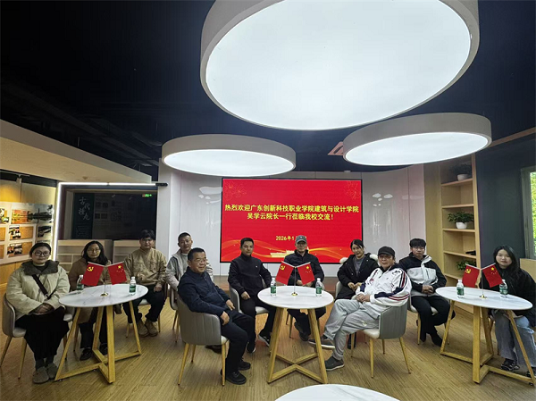 在党建基地与校史馆合影.png 在党建基地与校史馆合影.png