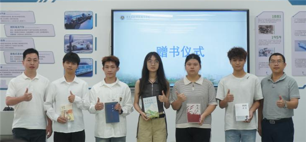 智能制造学院党总支书记陈伟泉、医药健康学院党总支副书记丘学明为受助学生代表赠书.png
