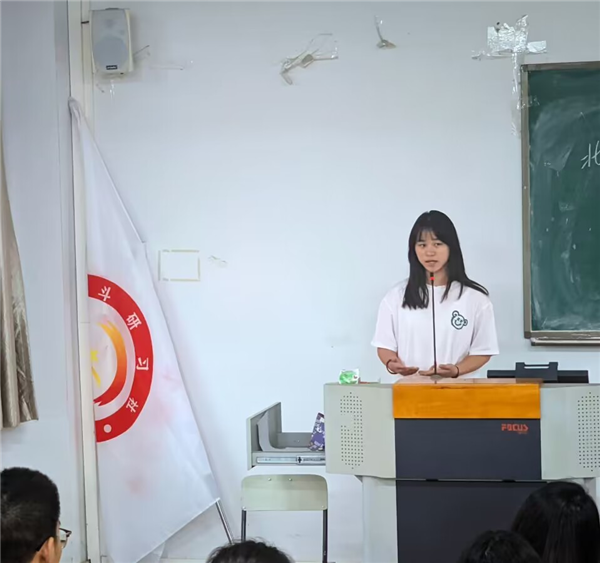 学生代表林思馨发言.png