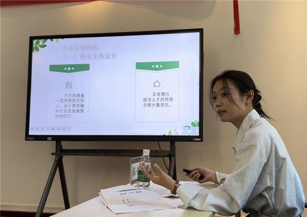 学校青年教师叶倩钰宣读论文.png