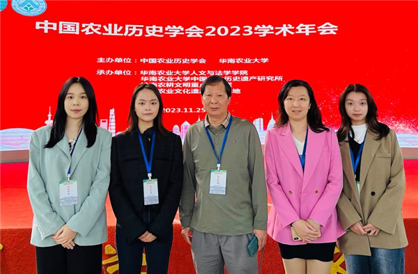 我校参会教师在主会场红满堂现场合照.png