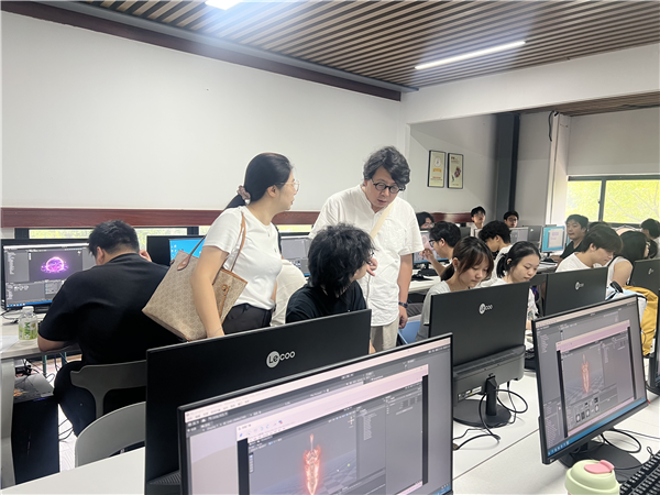 建筑与设计学院副院长朱红林询问学生实训具体情况.png