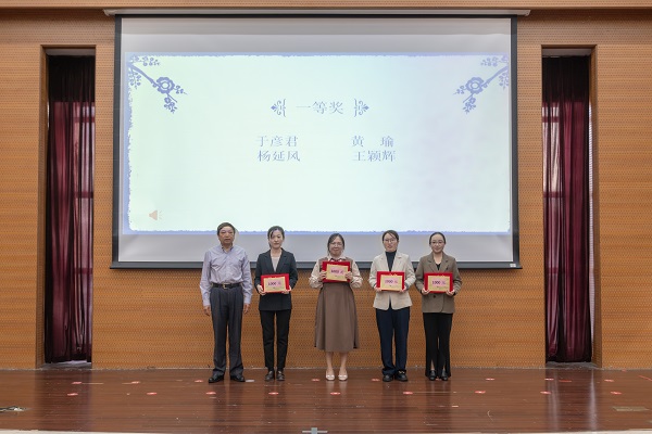 学校副校长陈粟宋为一等奖获得者颁奖.jpg