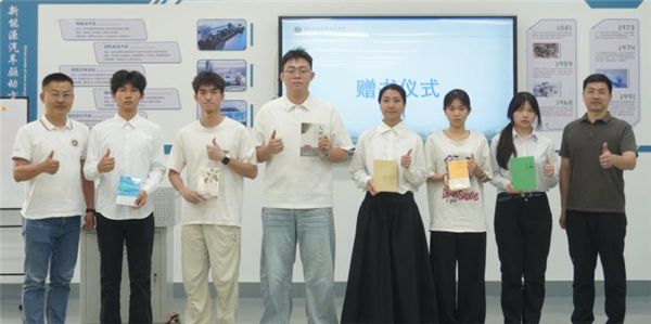 建筑与设计学院党总支书记彭福原、经济管理学院党总支书记吕基荣为受助学生代表赠书.png