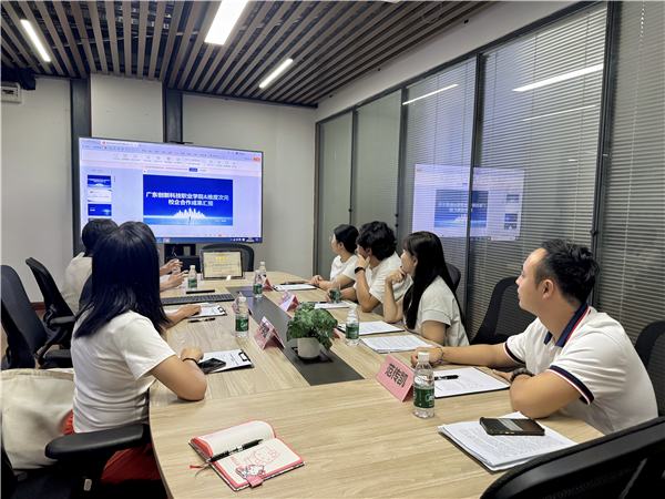 维度次元（广州）信息科技有限公司负责人黄经理展示校企合作成果.png
