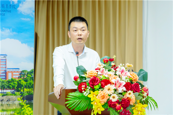 法治办公室主任钟美平主持会议并讲话.png 法治办公室主任钟美平主持会议并讲话.png