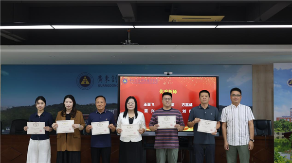 王亚飞、奚莹、方嘉威、蓝兴、王丽甄、刘珊获评“优秀教师”.png