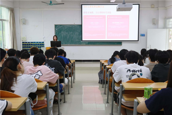 企业导师讲座现场.png