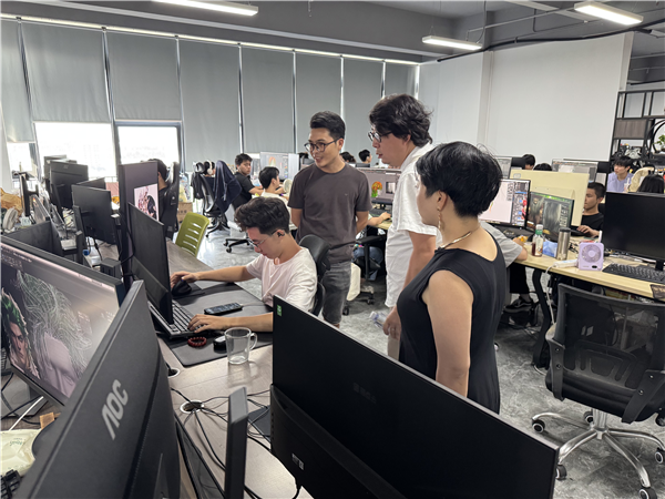 建筑与设计学院副院长朱红林视察学生实训情况.png 建筑与设计学院副院长朱红林视察学生实训情况.png