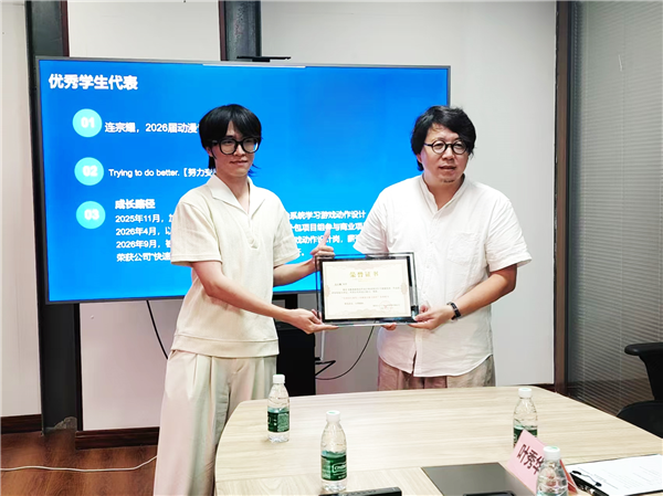建筑与设计学院副院长朱红林为优秀学生颁发荣誉证书.png