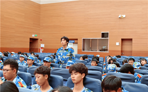 学生参与讲座互动.png