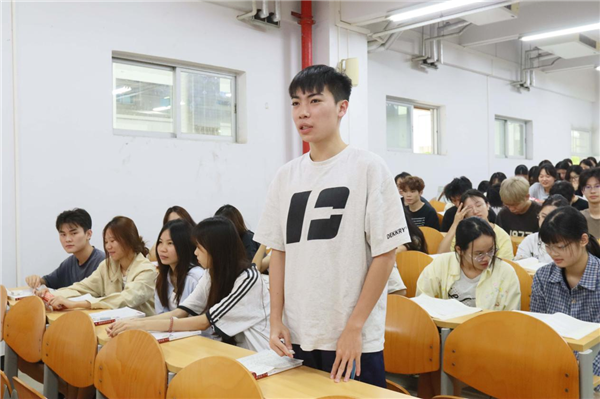 学生现场提问.png