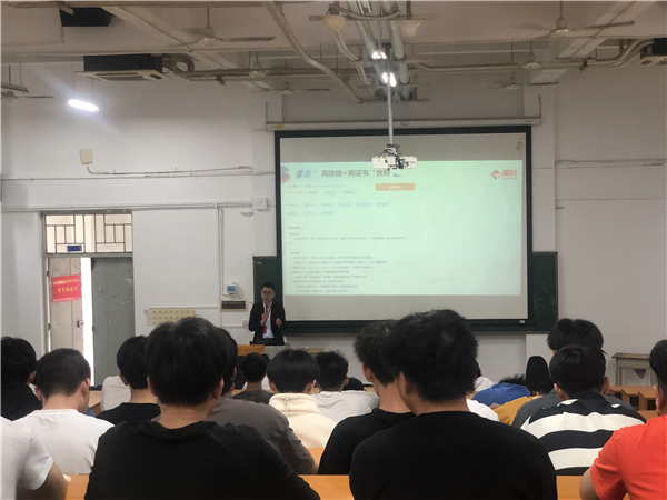 企业经理张超作在交流活动现场.png