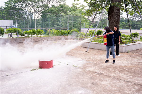 实训管理员试用灭火器灭火.png