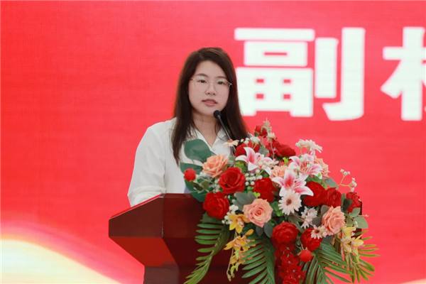 副校长方颖珊宣读相关文件.png