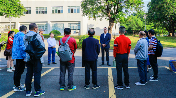 常务副校长李玉春（右五）在活动前讲话.png