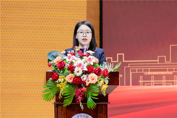 我校党委副书记兼党委办公室主任陈利群致辞.png 我校党委副书记兼党委办公室主任陈利群致辞.png