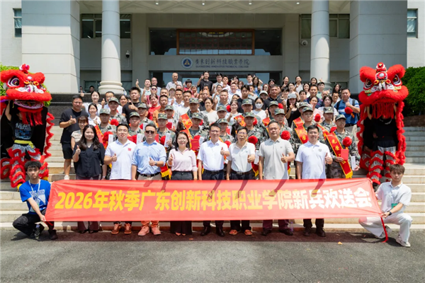 学校领导与应征青年家属及辅导员合影留念.png