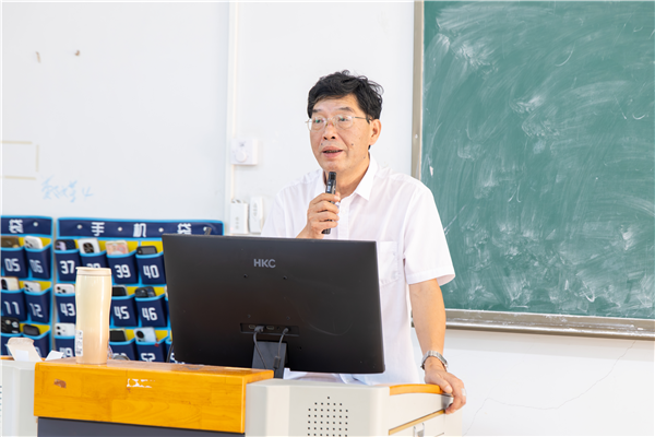 学校党委书记邓成良为学生上第一堂思政课.png