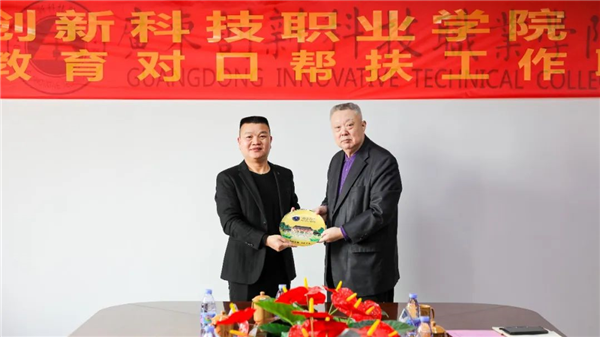 叶小明校长为遥田中学赠送纪念品.png