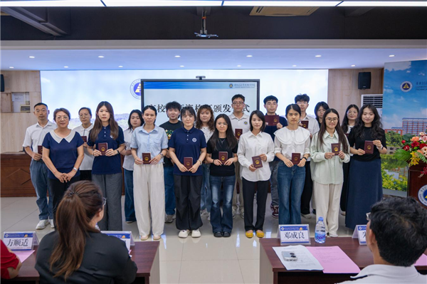 马克思主义学院张纯教授为获得高校教师资格证的教师颁发证书.png