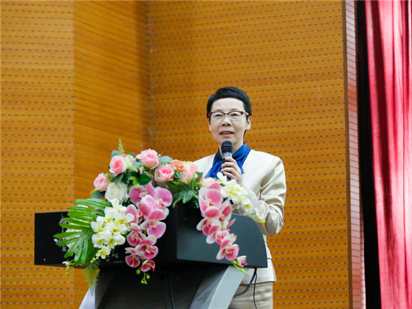 东莞市护理学会理事长师清莲理事长作专题讲座.png