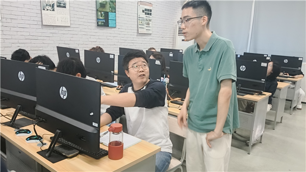 培训专家马学泓指导学员.png