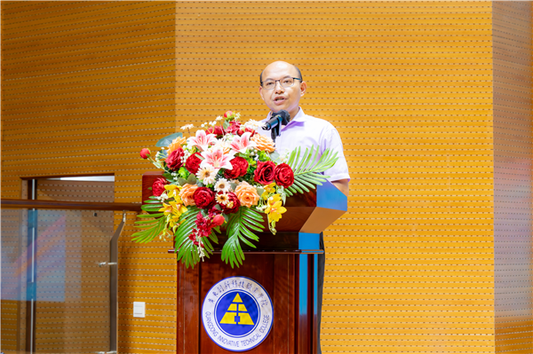李文辉院长助理宣读文件.png