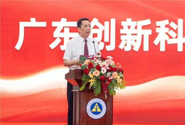 常务副校长李玉春主持毕业典礼.png