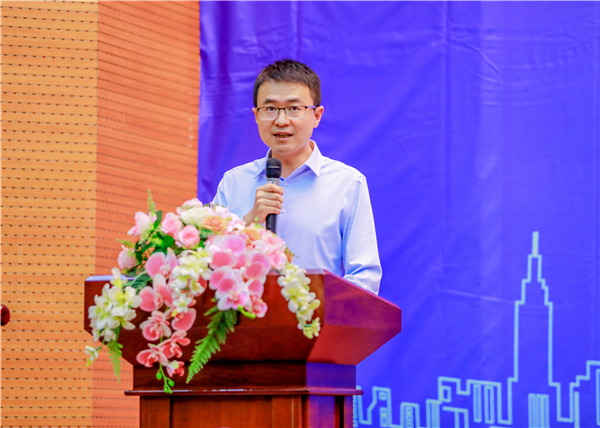 董事长助理兼校长助理易晓爽致辞.png