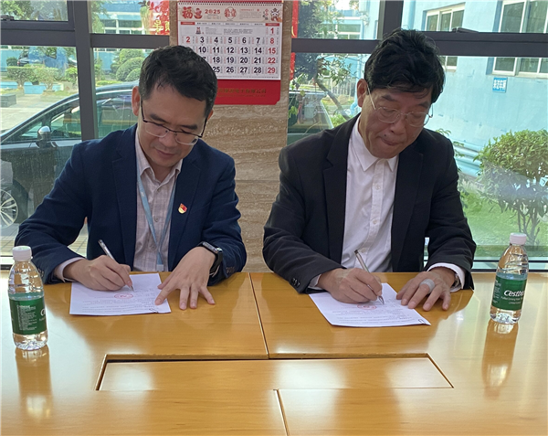 校企双方代表签约现场.png 校企双方代表签约现场.png