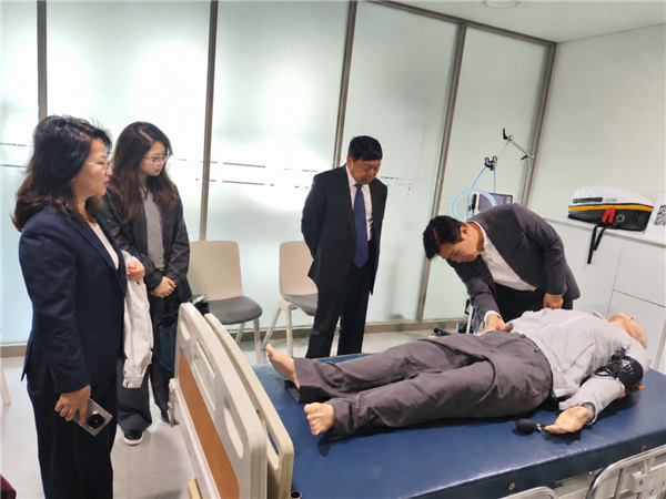 参观急救实训室.png