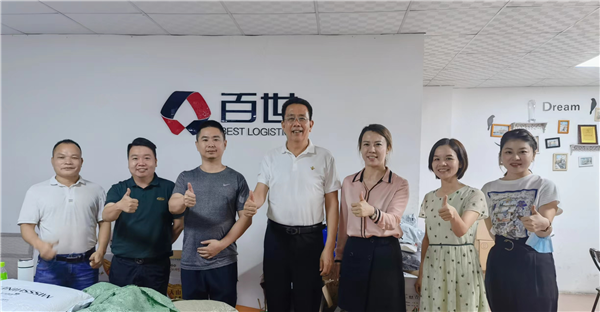 学校常务副校长李玉春（左四）、干部与百世云仓供应链公司领导合影留念.png