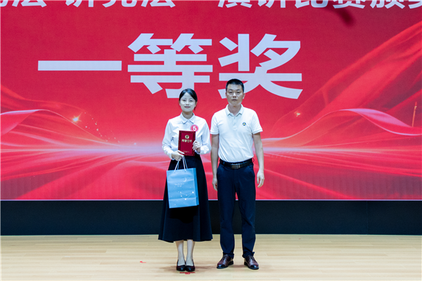 校长办公室主任钟美平为演讲比赛一等奖获奖选手颁奖.png 校长办公室主任钟美平为演讲比赛一等奖获奖选手颁奖.png