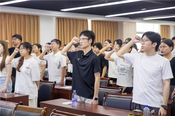 新教师宣誓现场.png