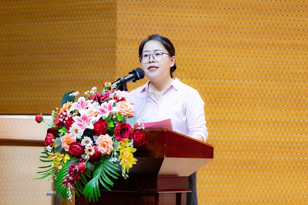 党委副书记兼党委办公室主任陈利群主持会议.jpg