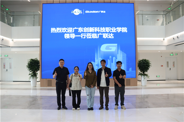 校企双方代表合影留念.png 校企双方代表合影留念.png