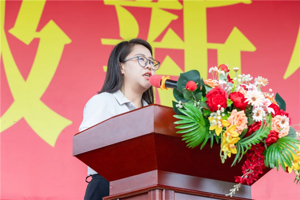 新生开学典礼由学校党委副书记陈利群主持.png 新生开学典礼由学校党委副书记陈利群主持.png