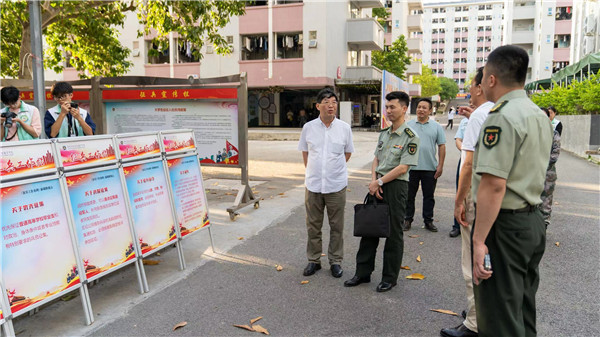 与会领导参观校园.jpg