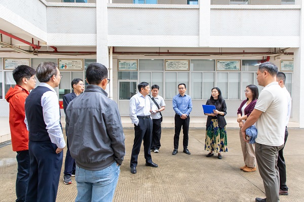 学校副校长陈粟宋(左五)、党委副书记陈利群(右二)等一行查看教学楼第一天上课情况.jpg 学校副校长陈粟宋(左五)、党委副书记陈利群(右二)等一行查看教学楼第一天上课情况.jpg