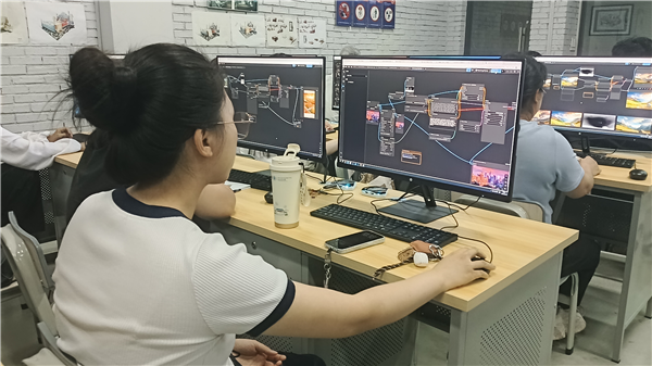 学员老师认真实操.png