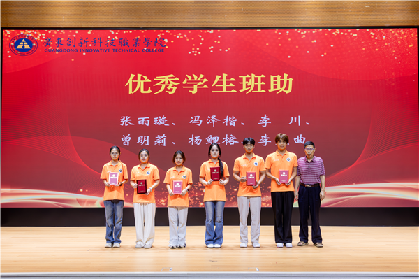 教务处处长朱怡权颁发“优秀学生班助”奖项.png