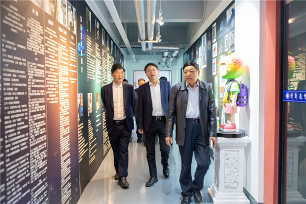 两校领导参观校园1.png 两校领导参观校园1.png