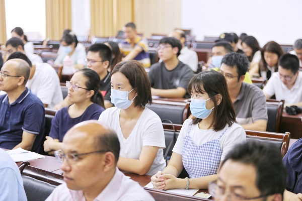 参会人员认真听讲.jpg